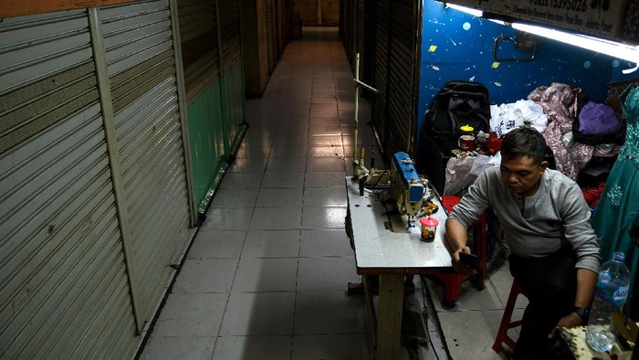 Seorang penjual kerak telur menunggu pembeli di kawasan Pasar Baru, Jakarta, Minggu (3/5/2020). Presiden Joko Widodo meminta pemerintah daerah menyiapkan progran stimulus ekonomi bagi pelaku usaha yang terdampak pandemi COVID-19 bukan hanya bagi hanya usaha kecil, menengah dan besar saja tapi juga usaha mikro dan ultra mikro agar masyarakat tetap sejahtera. ANTARA FOTO/M Risyal Hidayat/aww.