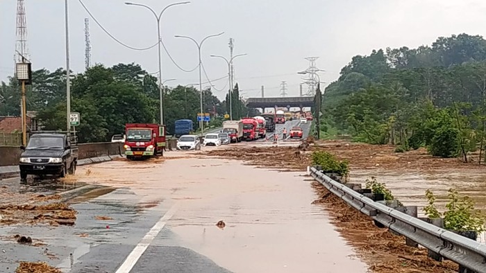 Banjir di Tol Merak arah Tangerang