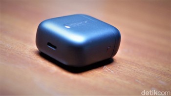 Oppo penyertakan port USB Type C untuk pengisian ulang. Foto: Adi Fida Rahman/detikINET