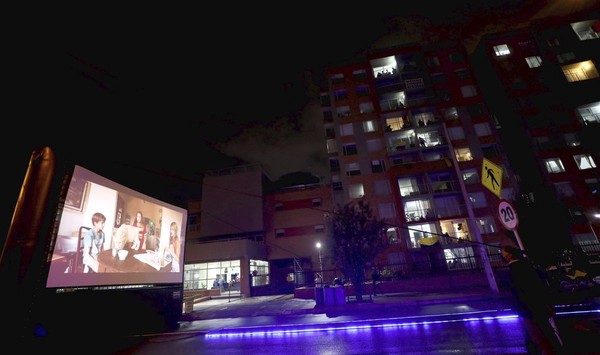 Mereka menawarkan pertunjukan film Al Fresco setiap hari saat senja di layar raksasa, yang dapat ditonton warga Bogota dari balkon atau jendela mereka. Mereka menawarkan pertunjukan film Al Fresco setiap hari saat senja di layar raksasa, yang dapat ditonton warga Bogota dari balkon atau jendela mereka.