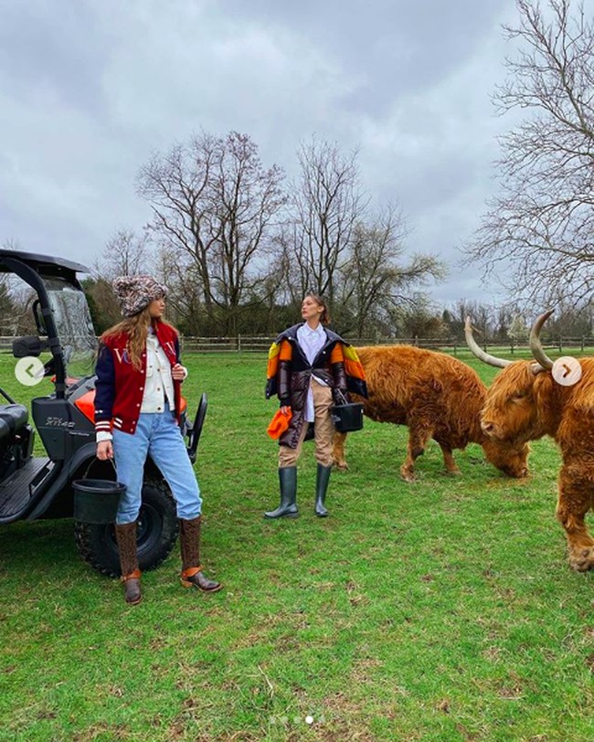 Postcard from Home for @voguemagazine ❤️ (++ getting the shot 😄) March 2020 @bellahadid, demikian Gigi menulis di keterangan Instagramnya. Dalam foto untuk Vogue ini, model yang selalu laris tampil di pekan mode itu tidak terlihat seperti wanita hamil. Baby bump Gigi tak terlalu menonjol di balik celana denim yang dipakainya. Foto: Dok. Instagram