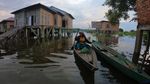 Jalan Putus Akibat Banjir, Warga Naik Getek