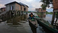 Banjir dikawasan tersebut sudah berlangsung sejak tiga hari lalu. Warga mendayung perahu di permukiman sekitar rumahnya yang terendam banjir di Buluran Kenali, Telanaipura, Jambi, Sabtu (2/5/2020) lalu.