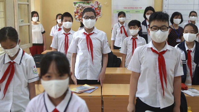 Virus Outbreak Vietnam School Jutaan anak-anak di Vietnam kembali bersekolah, Senin (4/5). Sekolah-sekolah dibuka setelah otoritas Vietnam melaporkan nol kasus penularan virus Corona.