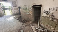 Pasien rumah sakit dijadikan sebagai bahan eksperimennya. Dokter tersebut menggunakan palu dan bor untuk melihat isi otak pasiennya. (Google Earth)
