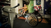 Seorang atlet difabel cabang olahraga dayung paralimpik asal Australia, Erik Horrie, tetap semangat berlatih fisik di rumah kediamannya.
