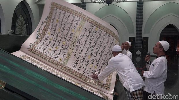 Al Qur'an raksasa