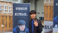 Layaknya aktor Korea lain, Jin Seo juga dapat kiriman coffee truck dari penggemar saat syuting. Lengkap dengan banner foto dirinya ditemani segelas minuman segar. Foto: Instagram
