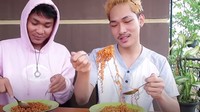 Dalam video berdurasi 11 menit ini, Ferdian terlihat bersemangat menyelesaikan tantangan mie pedas tersebut. Foto: YouTube Ferdian Paleka