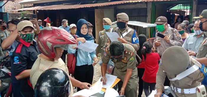 Warga yang tidak menggunakan masker di data oleh petugas Satpol PP Kota Medan. (Foto: Ahmad Arfah/detikcom)