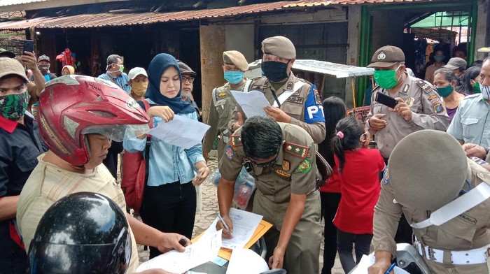 Warga yang tidak menggunakan masker di data oleh petugas Satpol PP Kota Medan. (Foto: Ahmad Arfah/detikcom)