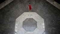 Seorang model berjalan dalam acara peragaan busana China Fashion Week karya perancang Cina Zhou Li. 
