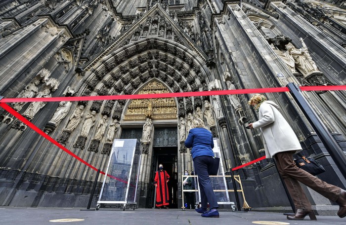 Jerman Longgarkan Lockdown, Gereja Cologne Mulai Dibuka Jerman melonggarkan kebijakan lockdown. Sejumlah gereja telah dibuka dengan layanan terbatas, salah satunya adalah Gereja Cologne.