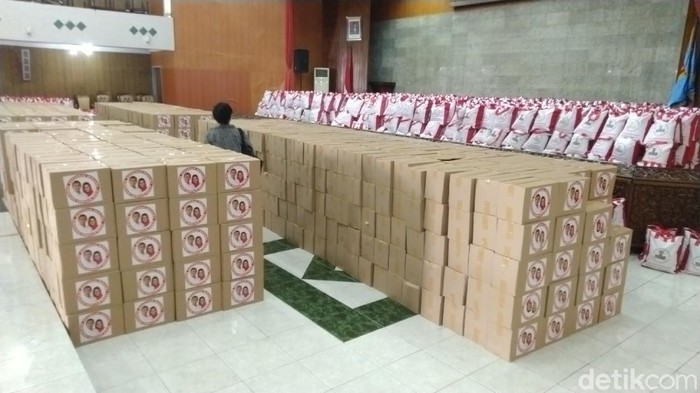 Foto Walkot Semarang dan wakilnya mejeng di kardus bantuan penanganan Corona