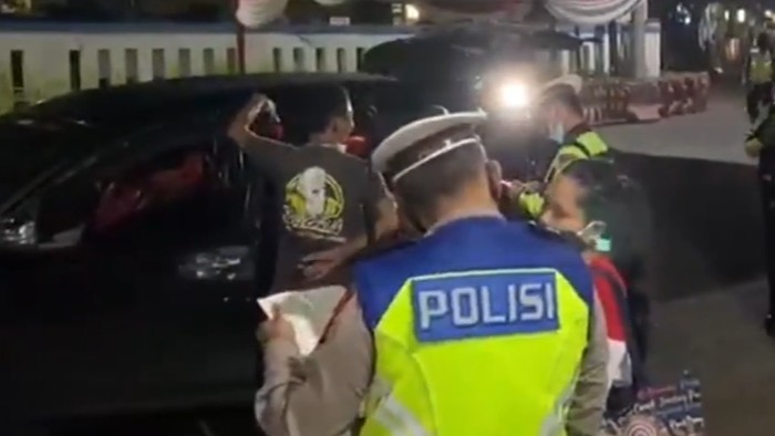 Polres Sukabumi mengamankan 5 taksi gelap saat melakukan operasi pengecekan di perbatasan Sukabumi-Bogor. Belasan pemudik selundupan tujuan Sukabumi ikut diamankan.