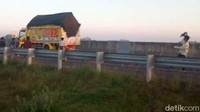 Bocah-bocah itu asyik main di ruas jalur KM 331B karena kondisi tol relatif lengang setelah ada larangan mudik.
