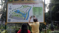 Warga memotret peta Taman Satwa yang tutup.