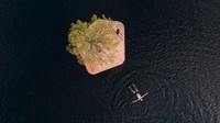 Penampakan salah satu taman terapung yang menjadi proyek awal. Pulau itu pun dibuat sedemikian rupa di atas kapal boat bergaya pulau dengan teknik tradisional.