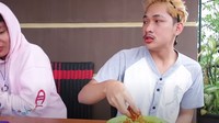Meski pun temannya sudah menghabiskan mienya, tapi Ferdian tetap melanjutkan aksi makan mie Samyang itu hingga habis. Foto: YouTube Ferdian Paleka
