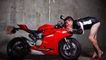 Yaaa Ampun, Laki-laki Tiru Pose Wanita Seksi di Atas Ducati Panigale
