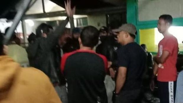 Warga Geruduk Rumah Youtuber Ferdian Paleka