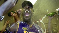 Masih dengan pemain basket NBA dari tim LA Lakers, yaitu Shaquille O’Neal. Pria ini dianggap sebagai salah satu pemain terbaik yang merevolusi olahraga bola basket di NBA, khususnya peran sebagai pemain tengah dan dia  adalah seorang Muslim. O Neal dilahirkan di keluarga dua agama. Dia dibesarkan oleh ibunya yang beragama kristen dan ayah tirinya yang beragama Islam.  Wally Skalij/Los Angeles Times via Getty Images.