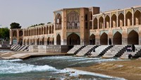 Jembatan Khaju, Isfahan, Iran. Jembatan yang cukup awet berada di Iran ini sudah dibangun sejak tahun 1650. Jembatan ini wajib dilihat oleh para penggemar jembatan. (Courtesy Ninara/Creative Commons/FlickrCourtesy Ninara/Creative Commons/Flickr Foto: CNN).