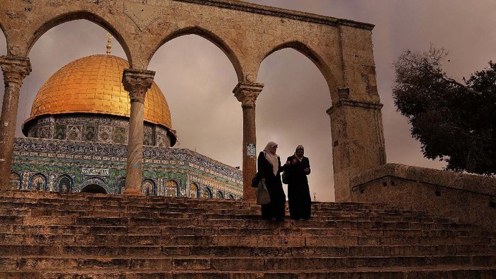Masjid Al-Aqsa, Kiblat Suci Umat Islam yang Pertama

Masjid Al-Aqsa di Palestina ditutup akibat wabah Corona. Yuk kita lihat masjid yang pernah menjadi kiblat suci umat Islam yang pertama itu.