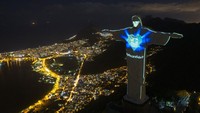 Beginilah penampakan patung Yesus dari ketinggian dengan latar belakang lampu cahaya kota, Rio de Jenairo, Brasil.