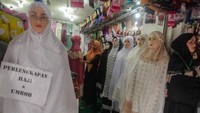 Pertama, untuk pelaku UMKM yang masuk dalam kategori miskin dan kelompok rentan terhadap dampak COVID-19, nantinya merken akan dapat beragam bantuan sosial dari pemerintah. ANTARA FOTO/Makna Zaezar