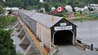 New Brunswick Hartland, New Brunswick, Kanada. Jembatan tertutup yang terpanjang di dunia. Jadi mereka yang menyeberang akan memiliki sensasi yang berbeda. Jembatan memiliki ketinggian 1.282 kaki. Jembatan unik ini melintasi Sungai Saint John dari Hartland ke Somerville, New Brunswick, Kanada. (Foto Courtesy Dennis Jarvis/Creative Commons/Flickr Foto: CNN)