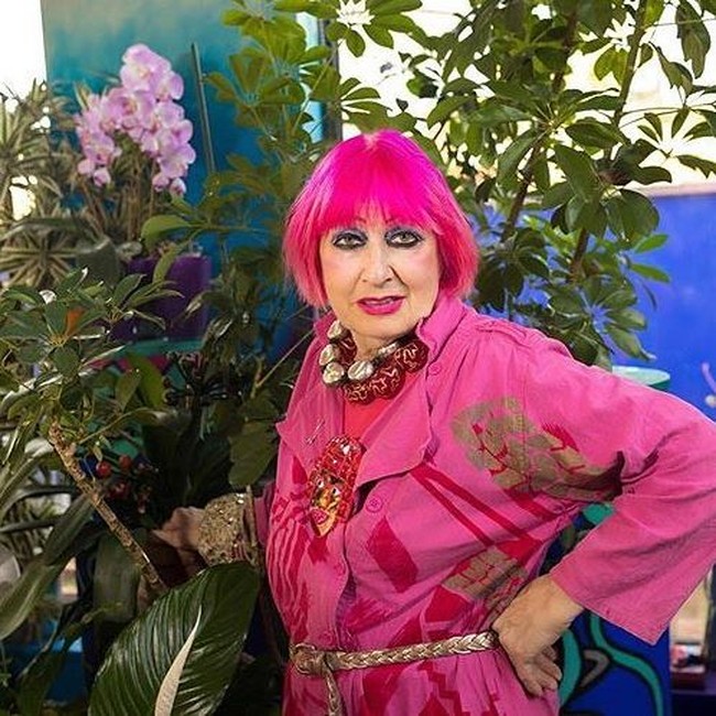 Walaupun di tengah pandemi Corona ini dirinya tidak bisa melakukan perawatan di salon, namun Rhodes mengaku tetap merawat sendiri rambut merah mudanya yang ikonik. Rhodes mengatakan bahwa dirinya mewarnai dan melakukan bleaching sendiri di rumah karena tidak bisa menemui penata rambutnya. Foto: Instagram @zandra_rhodes_