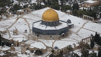 Kompleks ini menjadi tempat yang disucikan oleh umat Islam, Kristen, dan Yahudi. Kubah Batu atau yang disebut sebagai Qubbat As-Sakhrah tersebut dibangun pada masa Umayyah, antara tahun 691 dan 715 Masehi.  Getty Images/Uriel Sinai