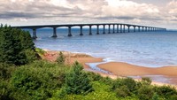 The Confederation, Prince Edward Island, Kanada. Jembatan terpanjang di dunia yang berdiri di atas es. Jembatan menghubungkan Prince Edward Island dengan New Brunswick, Kanada. Jembatan yang dibangun pada tahun 1997 itu membuat produksi kentang di Pangeran Edward Island meningkat drastis. (Foto Canadian TourismCanadian Tourism Foto: CNN).