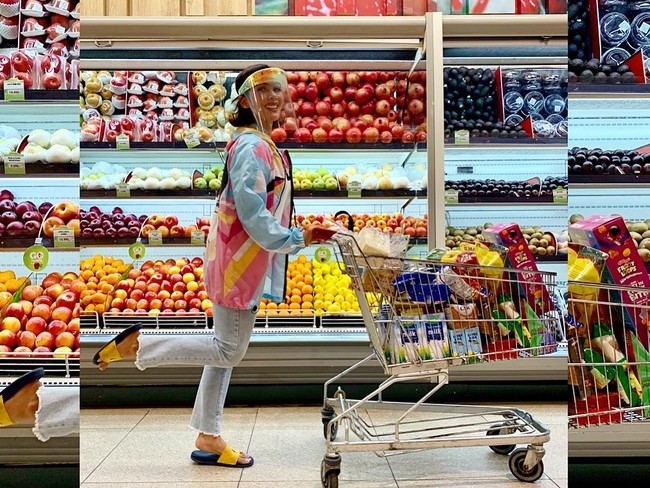 Belanja ke supermarket, presenter dan penulis Nadia Mulya memakai face shield warna silver yang dipadu dengan jaket nilon, jeans dan slip on sandal.  Foto: Instagram/@nadiamulya