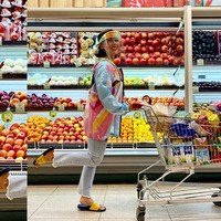 Belanja ke supermarket, presenter dan penulis Nadia Mulya memakai face shield warna silver yang dipadu dengan jaket nilon, jeans dan slip on sandal.  Foto: Instagram/@nadiamulya