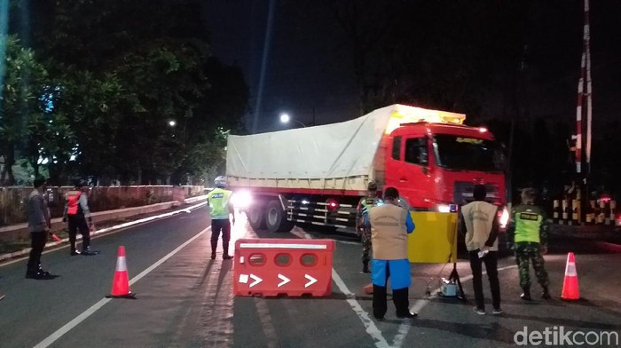Blokir Jalan Total, Jam Malam PSBB di Sidoarjo Serasa Lockdown
