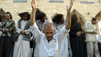 Salah satu jemaat Kasnazani mengatakan zikir dan meditasi dan pelafalan 99 nama Tuhan dalam Islam, membantu mereka melakukan keajaiban supernatural dan membangun persekutuan dengan Tuhan. Marwan Naamani /AFP via Getty Images.
