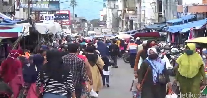 jelang psbb warga sukabumi padatti pusat perbelanjaan