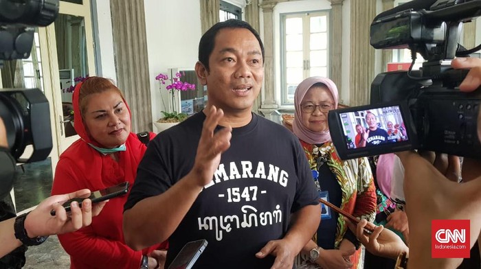 Wali Kota Semarang Hendrar Prihadi saat memberikan penjelasan distribusi bantuan sembako di kantornya, Senin (4/5)