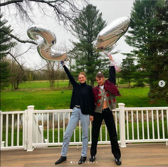 Penampilan terkini Gigi Hadid dengan perut hamilnya terlihat saat dia merayakan ulang tahunnya yang ke-25 bersama Zayn Malik dan keluarganya. Berpose dengan celana denim dan kaus turtleneck, perut hamil Gigi tampak terlihat di foto dan video yang diunggahnya ke Instagram. Foto: Dok. Instagram