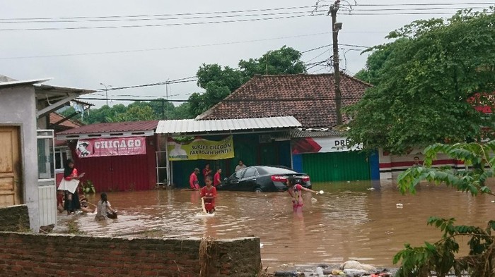 Mobil hanyut diterjang banjir di Cilegon