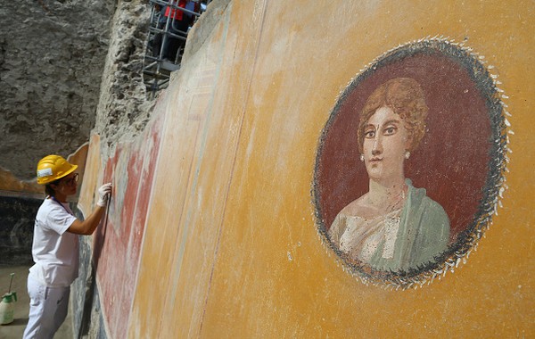 Pompeii pun jadi situs sejarah bernilai tinggi bagi peneliti Romawi. Sudah banyak jasad ditemukan di Pompeii. Mereka menjadi korban ketika kotanya musnah seketika, ditelan awan panas yang menyapu dan mengubur Pompeii di bawah abu vulkanik setebal lima meter. Carlo Hermann/KONTROLAB/ /LightRocket via Getty Images. Pompeii pun jadi situs sejarah bernilai tinggi bagi peneliti Romawi. Sudah banyak jasad ditemukan di Pompeii. Mereka menjadi korban ketika kotanya musnah seketika, ditelan awan panas yang menyapu dan mengubur Pompeii di bawah abu vulkanik setebal lima meter. Carlo Hermann/KONTROLAB/ /LightRocket via Getty Images.