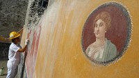 Pompeii pun jadi situs sejarah bernilai tinggi bagi peneliti Romawi. Sudah banyak jasad ditemukan di Pompeii. Mereka menjadi korban ketika kotanya musnah seketika, ditelan awan panas yang menyapu dan mengubur Pompeii di bawah abu vulkanik setebal lima meter. Carlo Hermann/KONTROLAB/ /LightRocket via Getty Images.