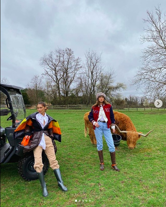 Gigi Hadid menjalani pemotretan untuk majalah Vogue bersama adiknya Bella Hadid. Keduanya dipotret Vogue saat sedang menjalani karantina di rumah saja pada Maret 2020. Foto: Dok. Instagram