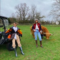 Gigi Hadid menjalani pemotretan untuk majalah Vogue bersama adiknya Bella Hadid. Keduanya dipotret Vogue saat sedang menjalani karantina di rumah saja pada Maret 2020. Foto: Dok. Instagram