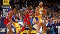 Selanjutnya adalah atlet basket bernama Kareem Abdul Jabbar. Pria jangkung ini adalah seorang muallaf. Pemilik nama asli Lew Alcindor ini mulai memeluk agama islam pada tahu 1971. Beliau menjalani karier sebagai pemain NBA selama 20 tahun terhitung sejak tahun 1969 hingga 1989.  Mike Powell/Getty Images.