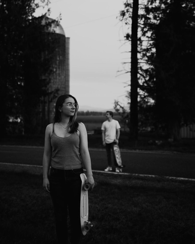 Tak hilang akal, keduanya pun masih bisa bertemu dan menyapa di perbatasan negara. Jarak keduanya bertemu hanya sekitar dua meter. Pertemuan mereka pun hanya dibatasi oleh parit kecil. Foto: dok. Instagram