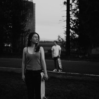 Tak hilang akal, keduanya pun masih bisa bertemu dan menyapa di perbatasan negara. Jarak keduanya bertemu hanya sekitar dua meter. Pertemuan mereka pun hanya dibatasi oleh parit kecil. Foto: dok. Instagram