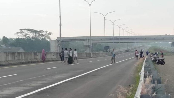 Bocah main-main di Tol Pemalang-Batang, Senin (4/5/2020).
